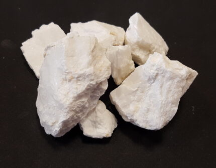 باریت کریستال سفید نوع خالص کانی باریتین می باشد. اکثرا در معادن رسوبی و آتشفشانی به اشکال رگه ای و لایه ای یافت می شود. درطبقه بندی بلوری، باریت به لحاظ شکل شبکه بلورینش در سیستم ارتورومبيک جای دارد. حدود پنج درصد از باریت کریستال در صنایع شیشه وسرامیک کابرد دارد